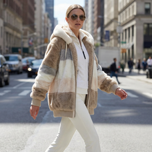 Load image into Gallery viewer, Contrasting Lamb Wool Padded Coat
