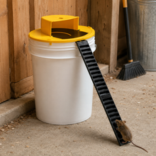 Load image into Gallery viewer, Automatic Bucket Trap Lid with Flip Mechanism and Ladder for 5 Gallon Buckets, 4 Pack
