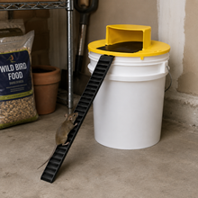 Load image into Gallery viewer, Automatic Bucket Trap Lid with Flip Mechanism and Ladder for 5 Gallon Buckets, 4 Pack
