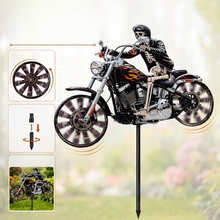 Load image into Gallery viewer, Motorrad-Windrad mit Skelett-Fahrer für Garten -    Zorenza
