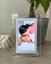 Load image into Gallery viewer, Digital photo frame with high-resolution display
